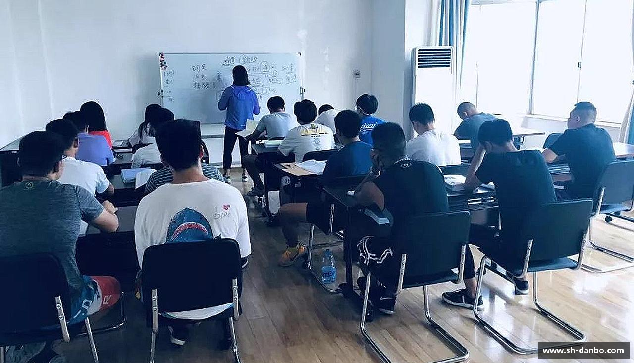 拼尽全力，勇攀人生的高峰。